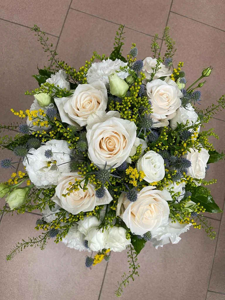 Bouquet bianco e verde con rose e piccoli fiori
