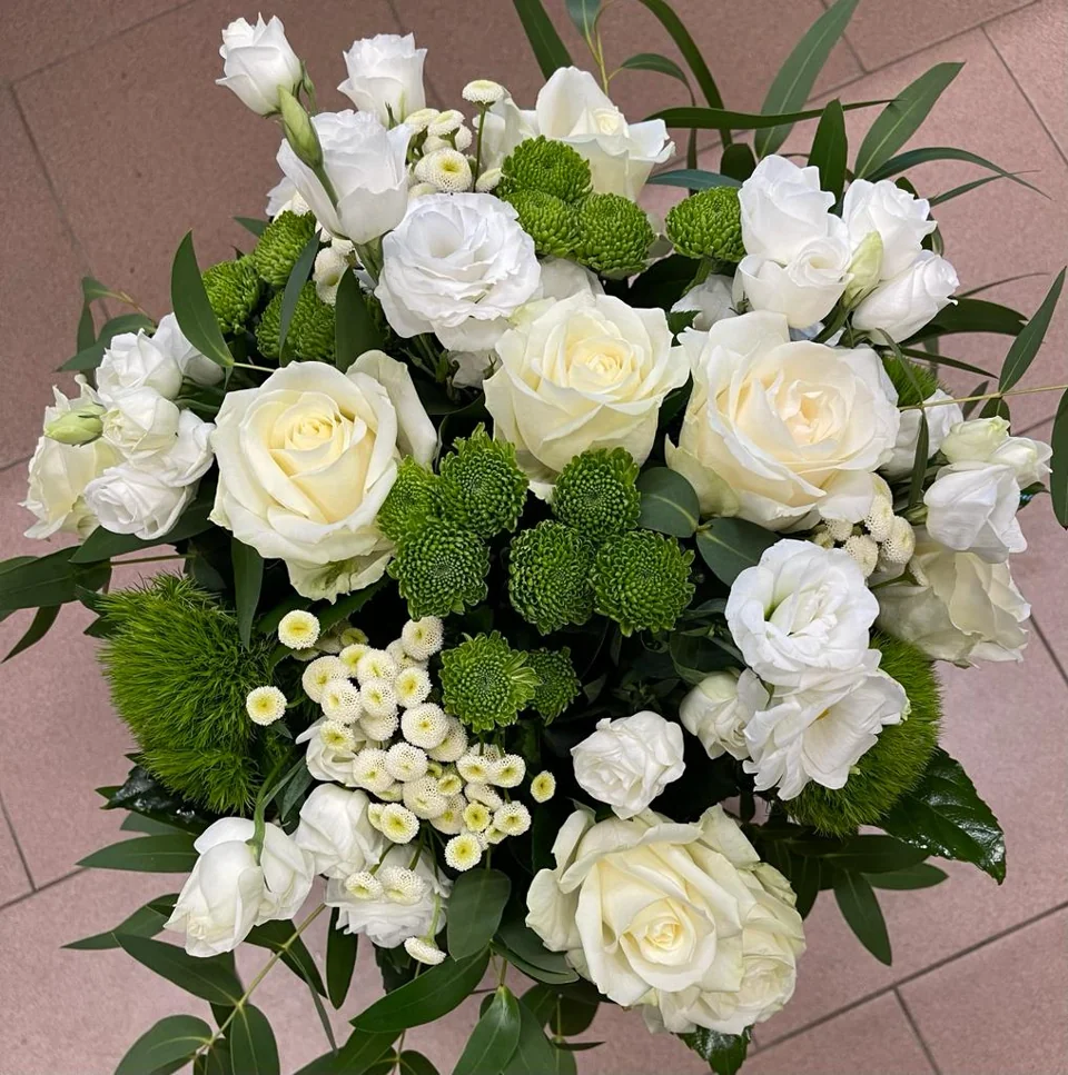 Composizione di rose bianche e fiori chiari