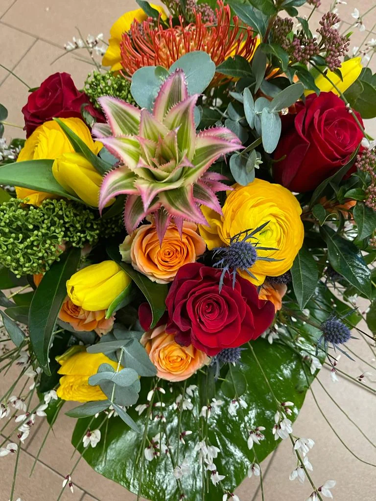 Un incontro di colori. Fiori rossi, gialli e arancio
