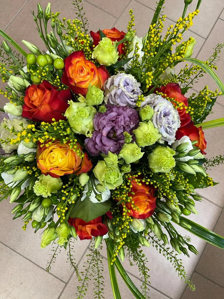 Una composizione a colori. Giallo, lilla e arancio